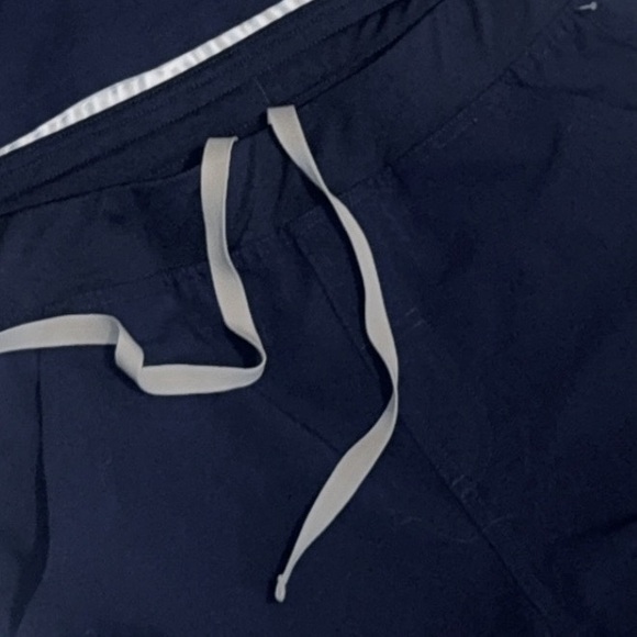 New FIGS men’s Axim Scrubs Pants Drawstring 7 pockets cargo Large Navy Blue - Picture 12 of 14